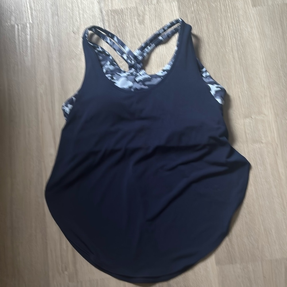 Fabletics women’s top w/built-in bra medium size